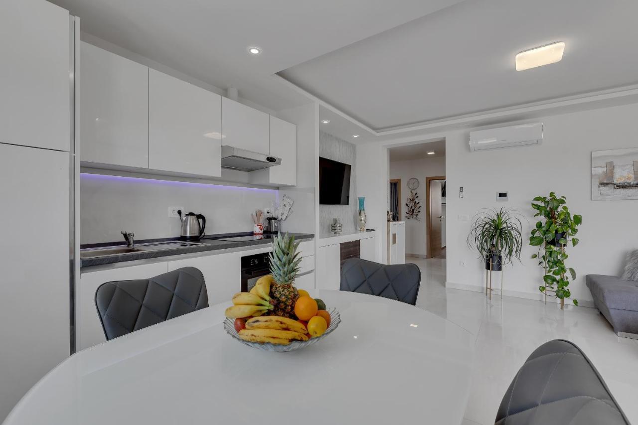 Luxury Promajna Beach Apartment エクステリア 写真
