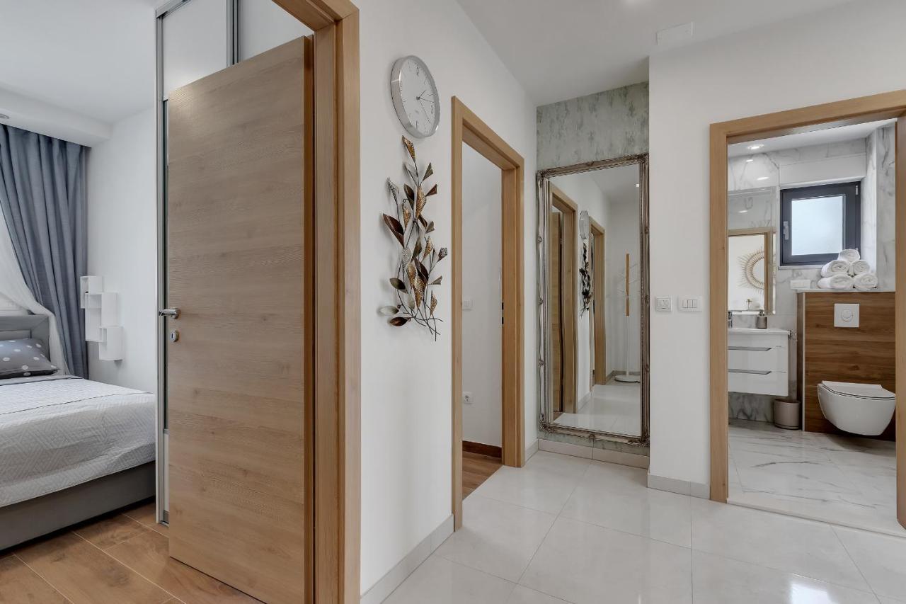 Luxury Promajna Beach Apartment エクステリア 写真