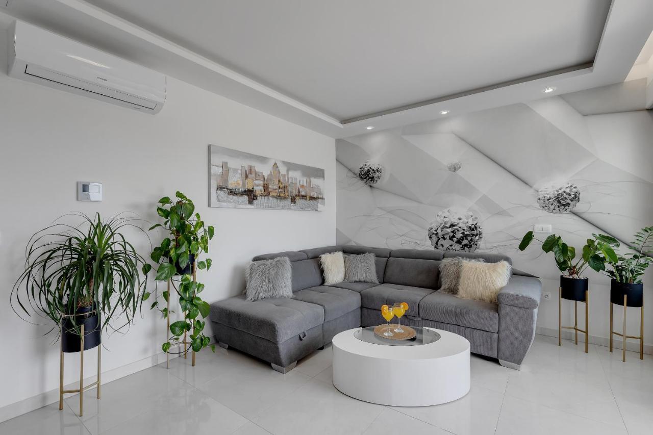 Luxury Promajna Beach Apartment エクステリア 写真
