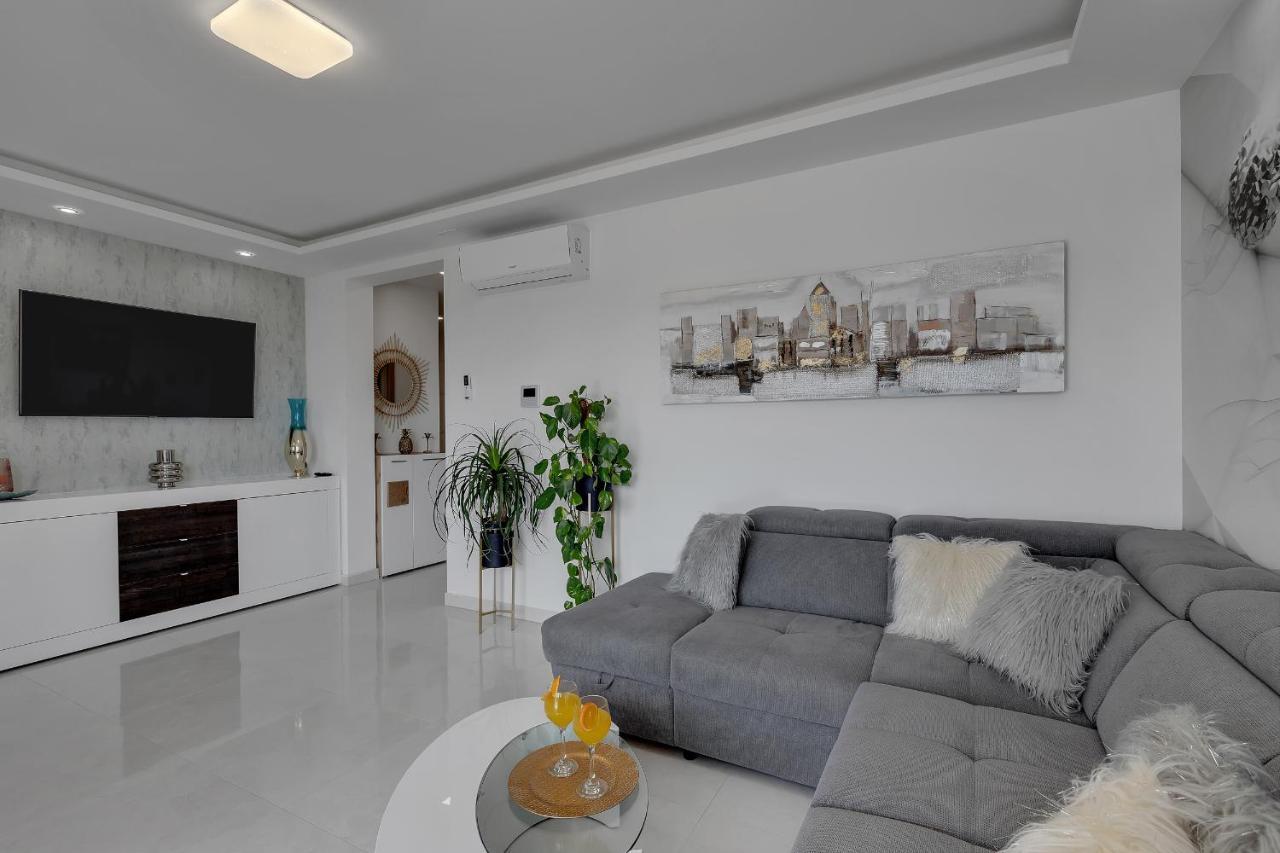 Luxury Promajna Beach Apartment エクステリア 写真